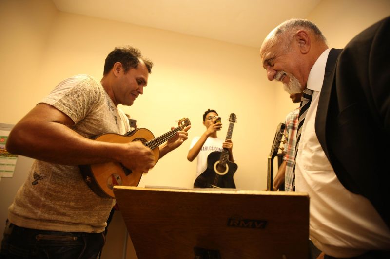 notícia: Instituto Carlos Gomes recebe 58 novos instrumentos musicais