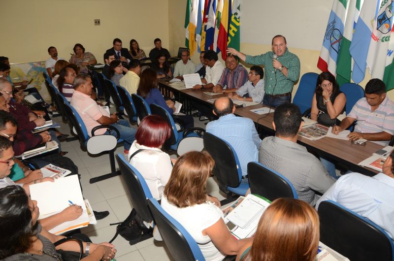 notícia: Secretário de Educação reúne com prefeitos do Marajó