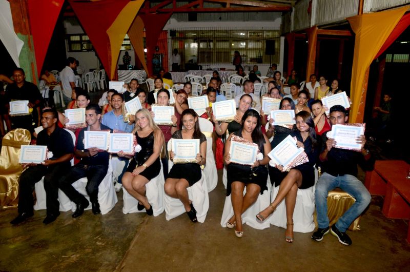 notícia: Escola Estadual Lucy Corrêa comemora a formatura de 69 alunos