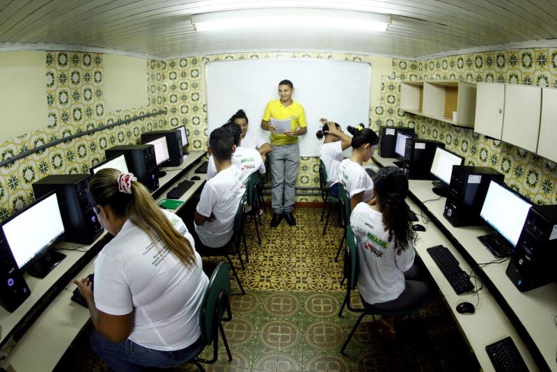 notícia: Internas do CRF participam de curso de informática