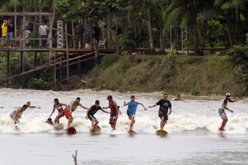 notícia: Surfistas se preparam para estabelecer recorde na Pororoca