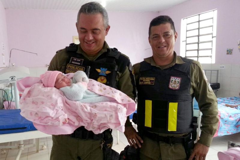 notícia: Policiais rodoviários auxiliam em parto de mulher em Moju