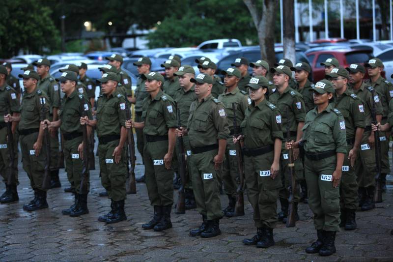 Cerca de 2.400 policiais militares que estão em processo de formação por meio dos Cursos de Formação de Praças (CFP), de Oficiais (CFO), de Habilitação de Oficiais (CHO) e de Adaptação de Oficiais (CHO). Durante a caminhada (foto), a Academia de Polícia Militar “Cel Fontoura” executou a primeira marcha administrativa para exercitar os pelotões do Curso de Formação de Oficiais (CFO) e do Curso de Adaptação de Oficiais da PMPA (CADO) nos deslocamentos a pé por longos percursos. A caminhada de 10 Km contou com a participação de 183 alunos da Academia de Polícia Militar.

FOTO: MÁCIO FERREIRA / AG. PARÁ
DATA: 15.02.2018
MARITUBA - PARÁ <div class='credito_fotos'>Foto: MÁCIO FERREIRA/ AG. PARÁ   |   <a href='/midias/2018/originais/48c1e20b-7335-4ae4-9707-dde1d6726567.jpg' download><i class='fa-solid fa-download'></i> Download</a></div>