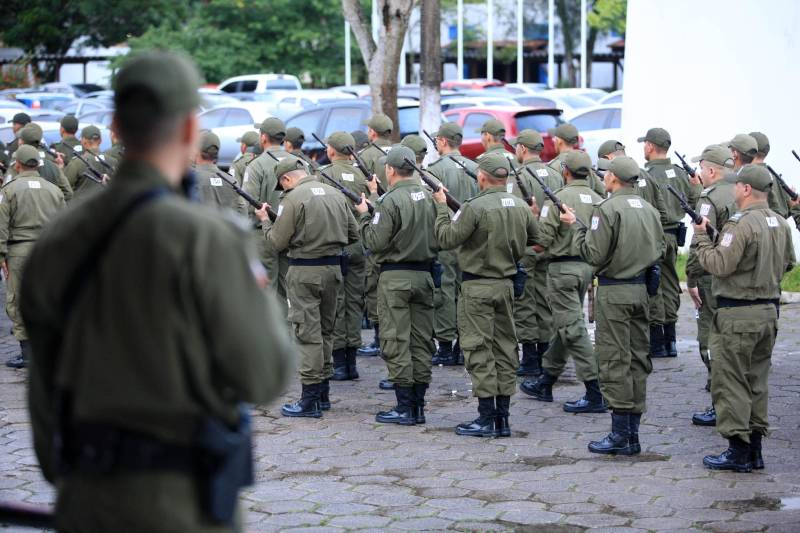 Cerca de 2.400 policiais militares que estão em processo de formação por meio dos Cursos de Formação de Praças (CFP), de Oficiais (CFO), de Habilitação de Oficiais (CHO) e de Adaptação de Oficiais (CHO). Durante a caminhada (foto), a Academia de Polícia Militar “Cel Fontoura” executou a primeira marcha administrativa para exercitar os pelotões do Curso de Formação de Oficiais (CFO) e do Curso de Adaptação de Oficiais da PMPA (CADO) nos deslocamentos a pé por longos percursos. A caminhada de 10 Km contou com a participação de 183 alunos da Academia de Polícia Militar.

FOTO: MÁCIO FERREIRA / AG. PARÁ
DATA: 15.02.2018
MARITUBA - PARÁ <div class='credito_fotos'>Foto: MÁCIO FERREIRA/ AG. PARÁ   |   <a href='/midias/2018/originais/ff3e0845-d34f-447b-8cf7-780c2e77d016.jpg' download><i class='fa-solid fa-download'></i> Download</a></div>