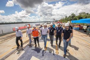 notícia: Equipe de governo acompanha trabalhos na ponte sobre o Rio Moju