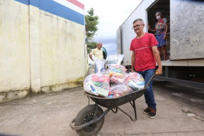 galeria: Alunos de escola no bairro Icuí são os primeiros a receber cestas de alimentação