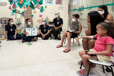 notícia: Histórias cantadas e árvore da leitura marcam a celebração do Dia do Livro no Oncológico Infantil