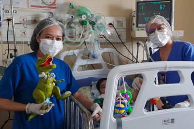 notícia: Brinquedos terapêuticos amenizam estresse de crianças em UTI do Abelardo Santos