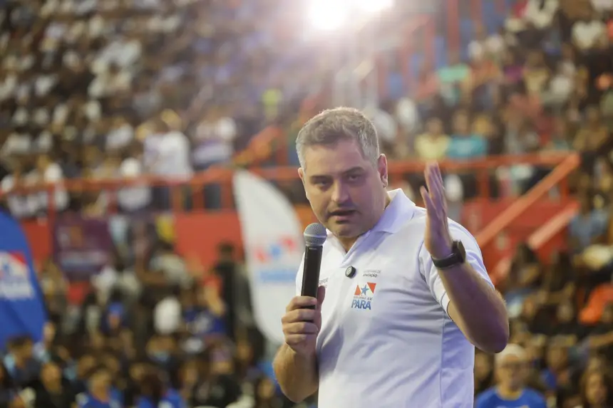 Secretário adjunto SEDUC Diego Maia e secretário de educação Ricardo Sefer <div class='credito_fotos'>Foto: Pedro Guerreiro / Ag. Pará   |   <a href='/midias/2025/originais/20251128115151-GF00025725-F00472897.jpg' download><i class='fa-solid fa-download'></i> Download</a></div>