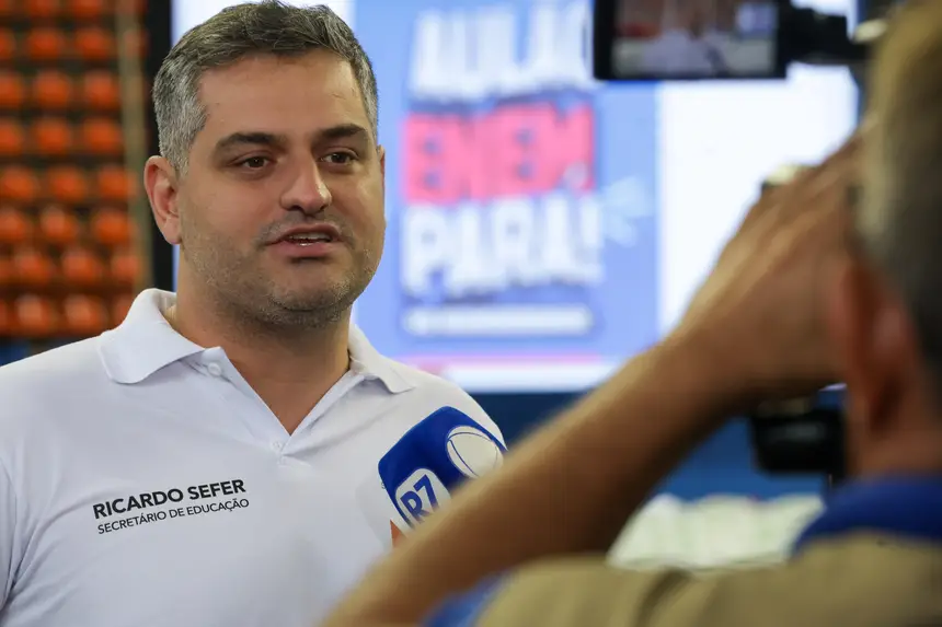 Secretário adjunto SEDUC Diego Maia e secretário de educação Ricardo Sefer <div class='credito_fotos'>Foto: Pedro Guerreiro / Ag. Pará   |   <a href='/midias/2025/originais/20251128115251-GF00025725-F00472929.jpg' download><i class='fa-solid fa-download'></i> Download</a></div>