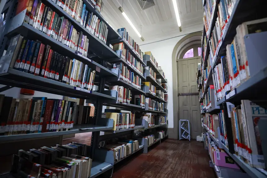 A Casa da Linguagem também conta com a pequena porém robusta Biblioteca Francisco Paulo Mendes