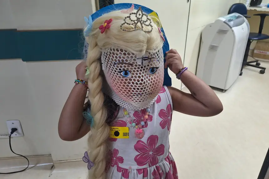 A pequena se transforma no personagem durante as sessões de radioterapia