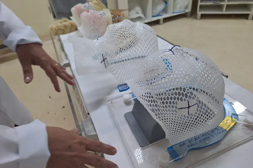 Máscaras são utilizadas para a imobilização dos pacientes durante as sessões.