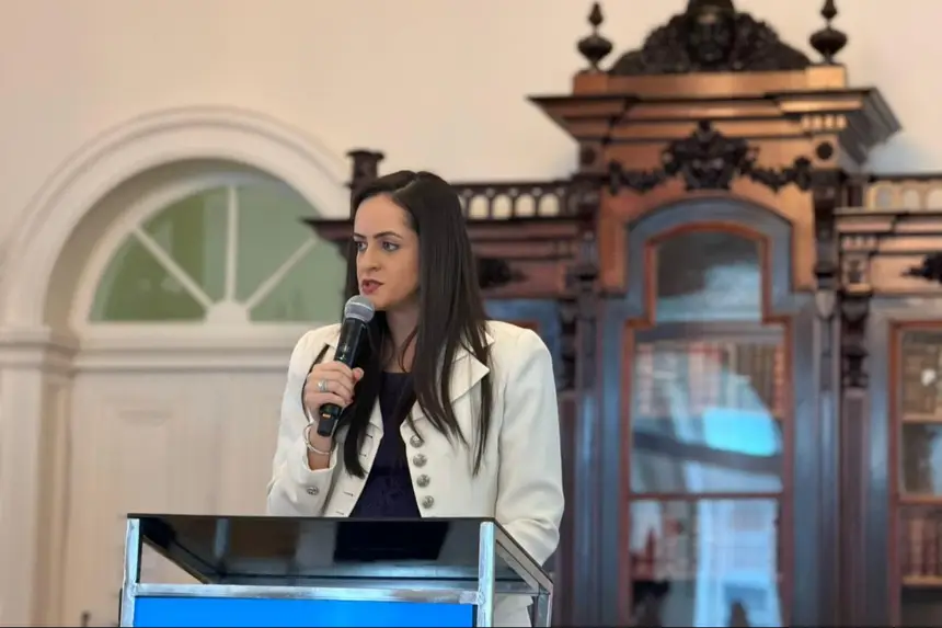 Dra. Larissa Prado, tabeliã 