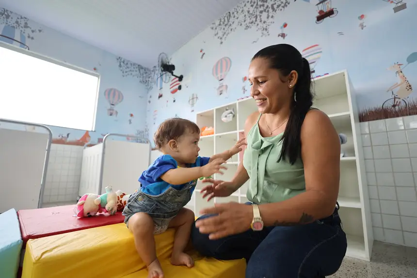 Vana Silva - pescadora, mãe da Isis , 10 meses , tem outra filha de 3 anos que também vai estudar na creche. <div class='credito_fotos'>Foto: Bruno Cruz / Ag. Pará &nbsp;&nbsp;|&nbsp;&nbsp; <a href='/midias/2026/originais/20260507101316-GF00027026-F00518937.jpg' download><i class='fa-solid fa-download'></i> Download</a></div>