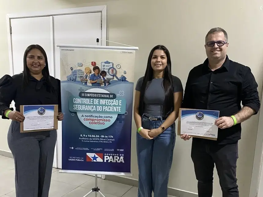 Enfermeiros Higor Tostes, do SCIH, e Joseane Corrêa, responsável técnica do Centro de Hemodiálise, além de Maria Iza Gonçalves, enfermeira do Núcleo de Qualidade e Segurança do Paciente (NQSP) 