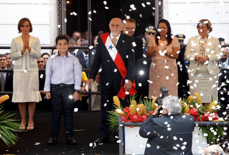 notícia: Menino de nove anos entrega a faixa ao governador Simão Jatene