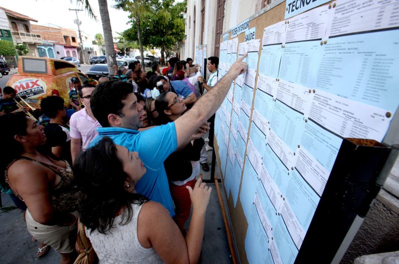 notícia: Calouros comemoram aprovação no vestibular da Uepa