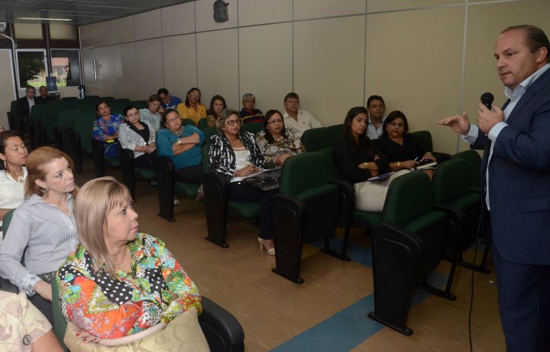 notícia: Secretário de Educação reúne com gestores de Unidades Seduc na Escola