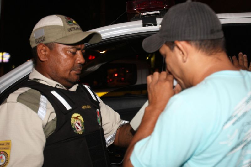 notícia: Operação Lei Seca continua até a madrugada de domingo em 38 pontos da RMB