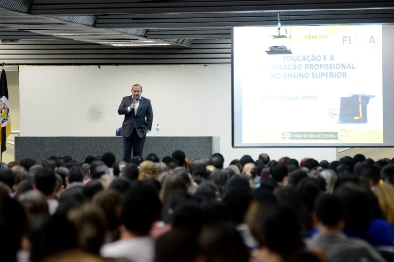 notícia: Helenilson fala sobre os desafios da Educação em aula magna