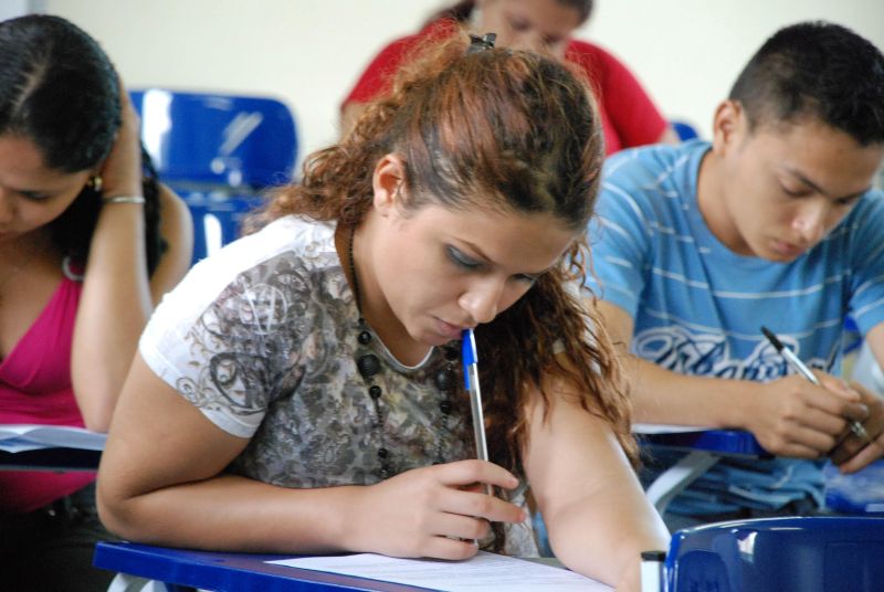 notícia: Alunos da rede estadual receberão Guia do Estudante para o Ensino Médio