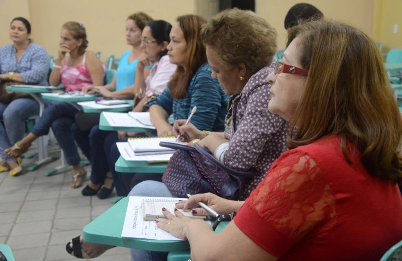 notícia: Técnicos e professores estaduais discutem a participação da família no processo educativo