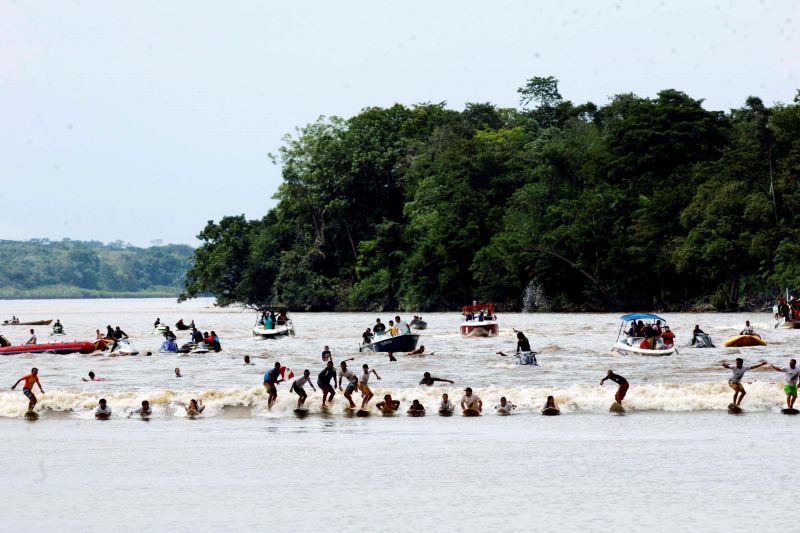 notícia: Surfistas estabelecem recorde na Pororoca paraense