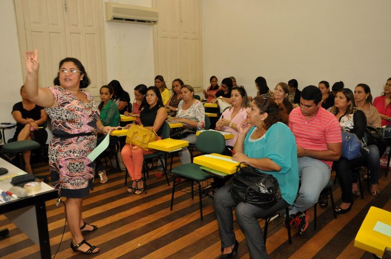 notícia: Estratégias para amamentação são debatidas para a formação de tutores 