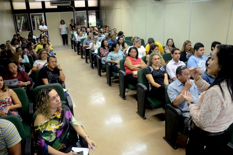 notícia: Gestores e coordenadores recebem capacitação do programa Escola Comunidade