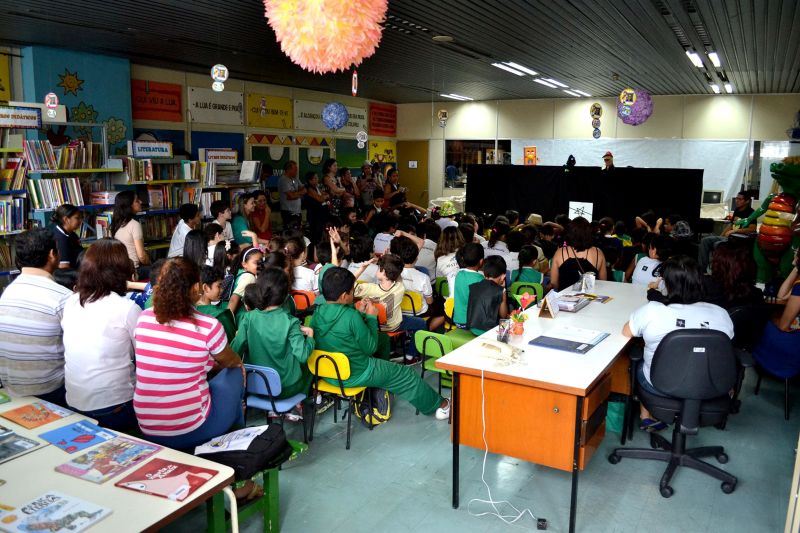notícia: Estudantes participam de atividades pelos 144 anos da Biblioteca Arthur Vianna