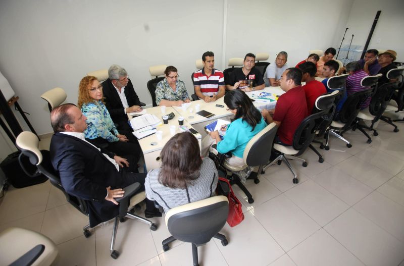 notícia: Governo garante pagamento do piso dos professores em abril