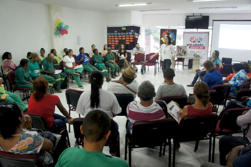 notícia: Oficina discute ações para inclusão socioeconômica dos catadores de materiais recicláveis