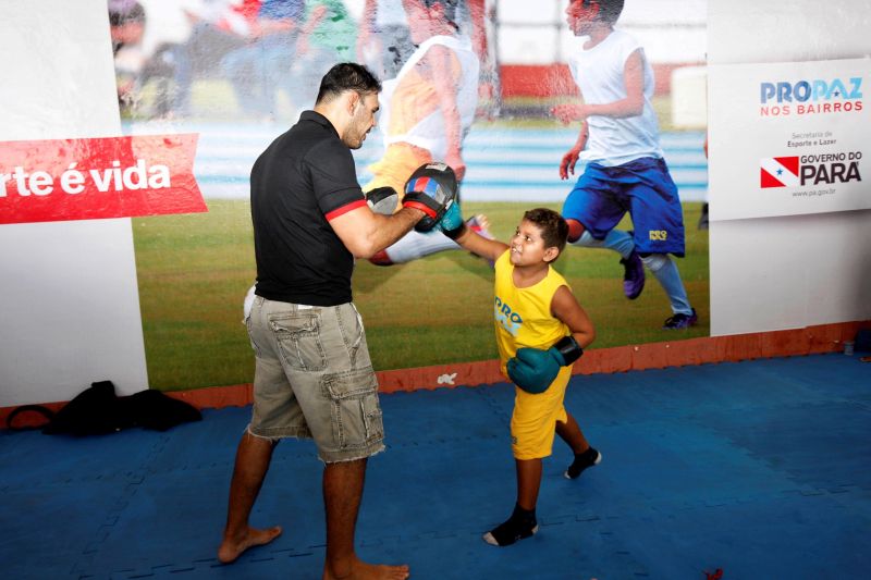 notícia: Campeão de MMA visita o polo Pro Paz Mangueirão