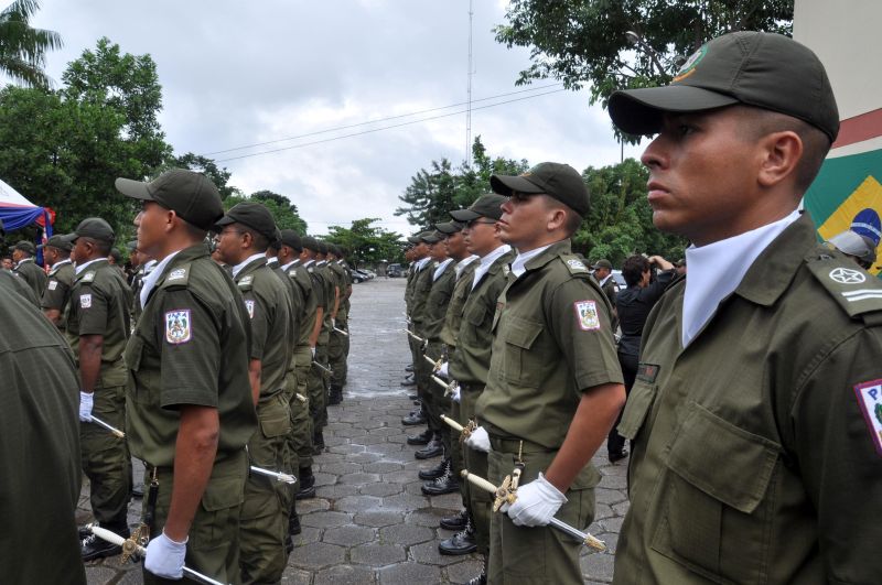 notícia: Academia de Polícia Militar entrega espadins a cadetes