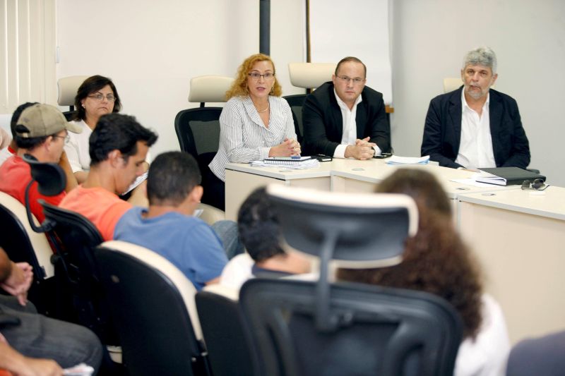 notícia: Estado garante pagamento do piso e cumpre jornada prevista em lei