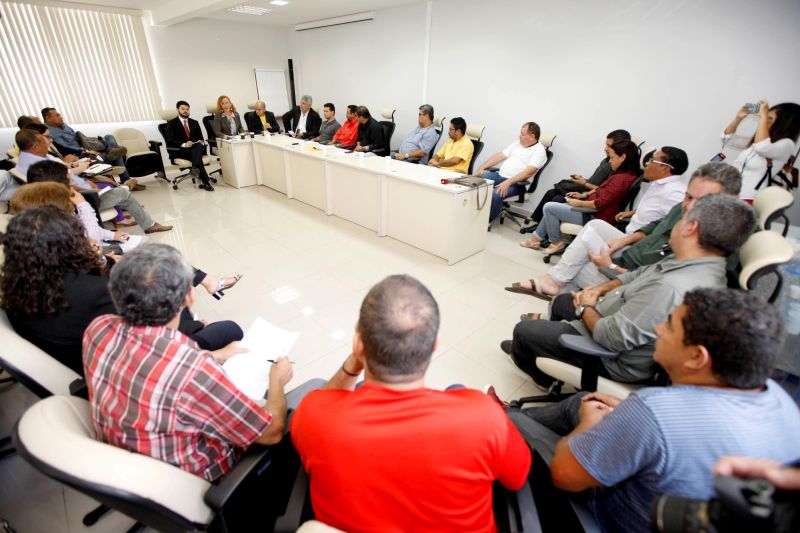 notícia: Servidor do Estado recebe reajuste de 8,5% no salário de abril