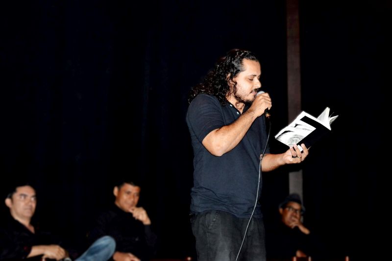 notícia: A Noite é Uma Palavra apresenta sarau no Teatro Waldemar Henrique