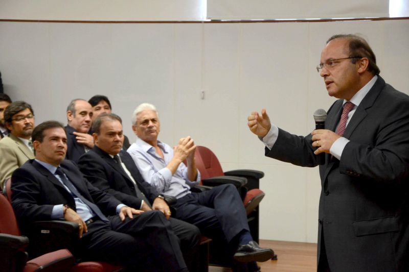 notícia: Secretário de Educação fala sobre gestão e recursos públicos no TCE