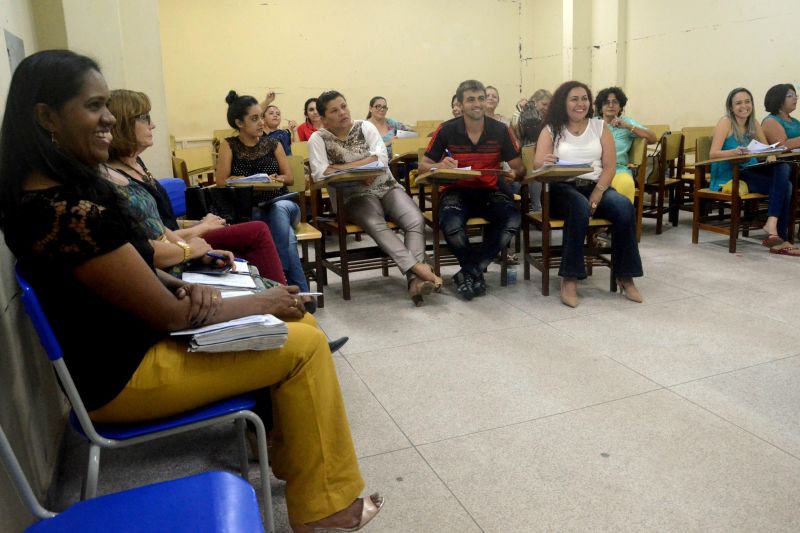 notícia: Servidores dos Centros de Educação de Jovens e Adultos recebem formação