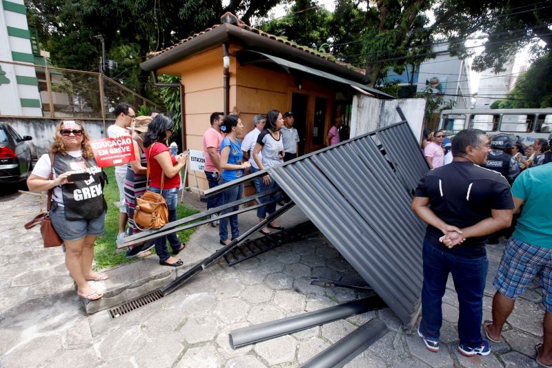 notícia: Sintepp derruba portão e invade Centro Integrado de Governo