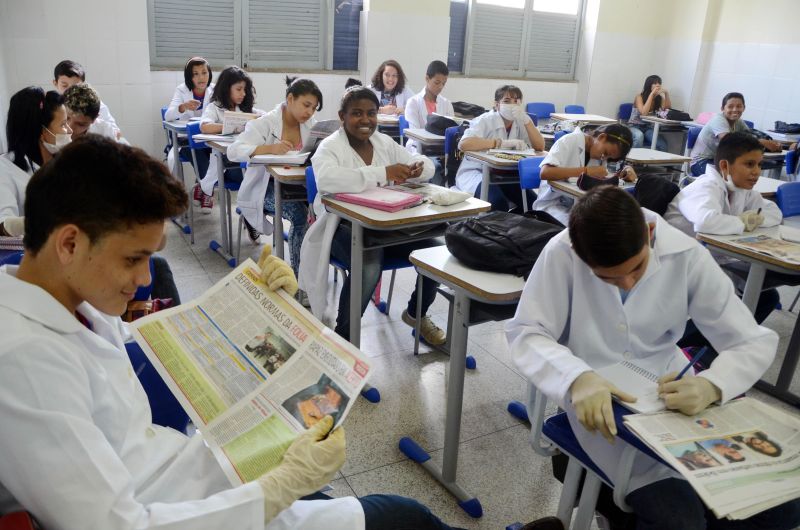 notícia: Estudantes da rede estadual voltam às aulas em diversas escolas