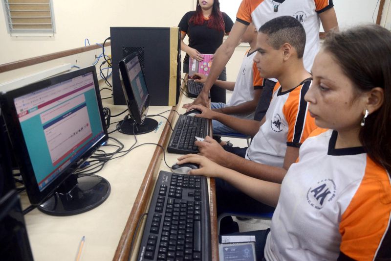 notícia: Seduc disponibiliza terminais de computador para inscrições ao Enem 2015