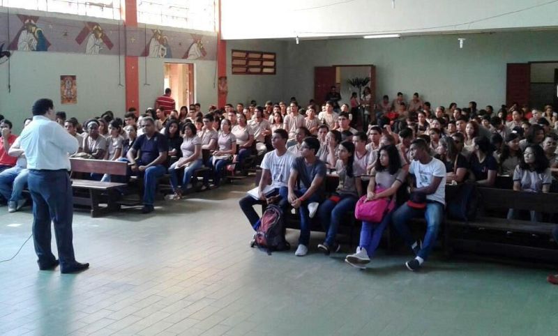 notícia: Alunos da Escola Técnica Agroindustrial JK participam de simpósio tecnológico