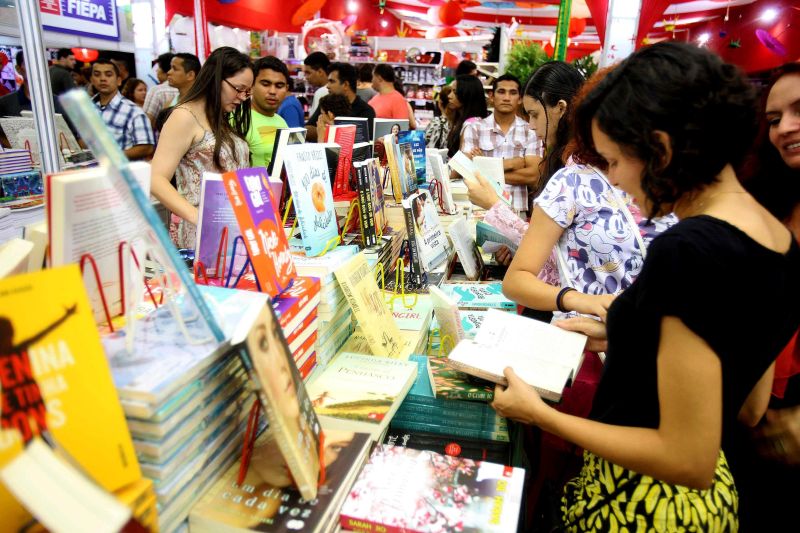 notícia: Programação da Feira do Livro para esta sexta vai da literatura à moda