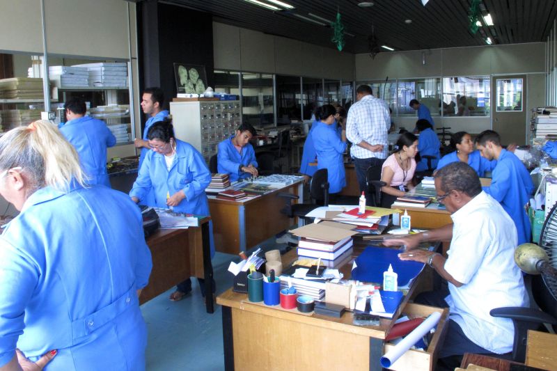 notícia: Oficina na biblioteca pública resulta em mais de 100 livros restaurados