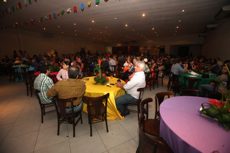 notícia: Evento beneficente arrecada fundos em prol do Natal D’água 2015
