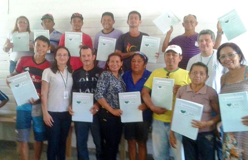 notícia: Emater contempla agricultores de Aveiro e de Breves com emissão de CAR