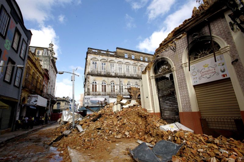 notícia: Área do entorno dos casarões incendiados no bairro do Comércio continua isolada