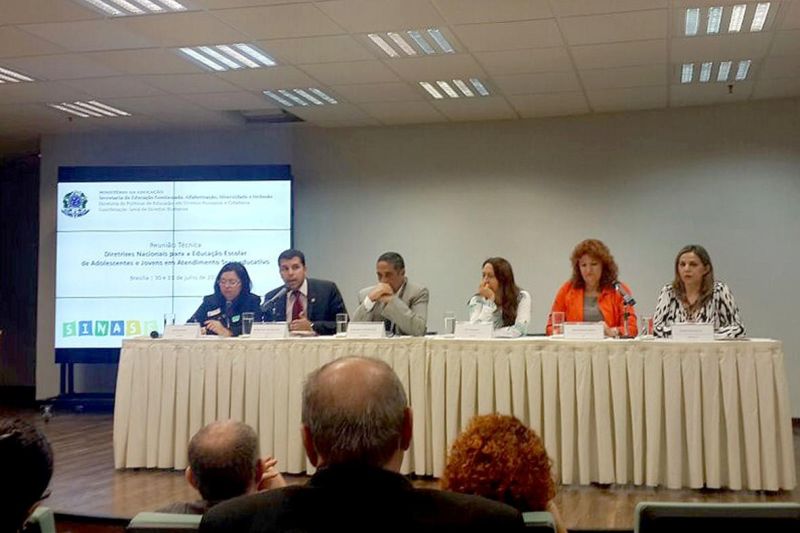 notícia: Educação de adolescente em conflito com a lei é tema de reunião em Brasília
